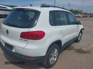 2016 Volkswagen Tiguan S z VIN WVGAV7AX8GK000056, wystawiony jako IAAI lot #42154952 z przebiegiem 100 119 mil mil oraz . Historia ofert i sprzedaży dostępna na DreamBid. Obrazek 4.