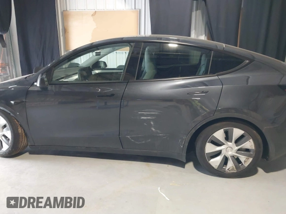 2024 Tesla Model Y Long Range z VIN 7SAYGDEEXRA226636, wystawiony jako IAAI lot #41622144 z przebiegiem 8 908 mil mil oraz . Historia ofert i sprzedaży dostępna na DreamBid. Obrazek 14.