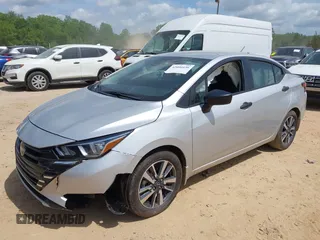 2024 Nissan Versa S z VIN 3N1CN8DV5RL848834, wystawiony jako IAAI lot #42091656 z przebiegiem 7 213 mil mil oraz . Historia ofert i sprzedaży dostępna na DreamBid. Obrazek 2.