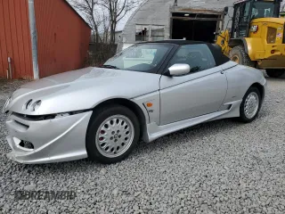 1996 Alfa Romeo Spider z VIN ZAR91600006013048, wystawiony jako Copart lot #49108125 z przebiegiem 143 888 mil mil oraz Szkoda całkowita • Salvage title. Historia ofert i sprzedaży dostępna na DreamBid. Obrazek 1.