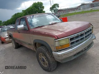 1993 Dodge Dakota z VIN 1B7GG23Y2PS117200, wystawiony jako IAAI lot #42215664 z przebiegiem 135 556 mil mil oraz . Historia ofert i sprzedaży dostępna na DreamBid. Obrazek 1.