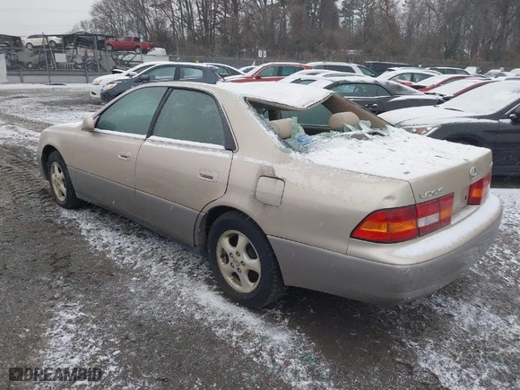 1997 Lexus ES 300 Luxury Sport Sdn with VIN JT8BF22G0V0081584, listed as a IAAI auction lot 40568078 with 233,668 mi miles. Bid and sale history available at carsss.com. Image 3.