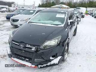 2013 Ford Focus SE z VIN 1FADP3F28DL337355, wystawiony jako IAAI lot #41000947 z przebiegiem 139 456 mil mil oraz . Historia ofert i sprzedaży dostępna na DreamBid. Obrazek 17.