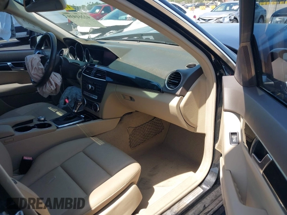 2014 Mercedes-Benz C 250 Sport с VIN WDDGF4HB1ER306501, выставлен на аукционе IAAI как лот 42261939 с пробегом 69 729 миль миль и . История ставок и продаж доступна на DreamBid. Изображение 5.