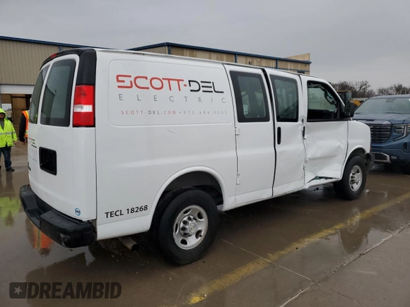 2020 Chevrolet Express Cargo Van with VIN 1GCWGAFP9L1241814, listed as a Copart auction lot 84927294 with 124,561 mi miles and Salvage Title. Bid and sale history available at carsss.com. Image 3.