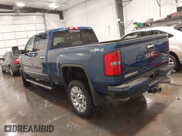 2015 GMC Sierra 2500HD Denali z VIN 1GT120E86FF655301, wystawiony jako IAAI lot #41965001 z przebiegiem 74 136 mil mil oraz . Historia ofert i sprzedaży dostępna na DreamBid. Obrazek 3.