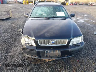 2002 Volvo V40 z VIN YV1VW29512F803232, wystawiony jako IAAI lot #41117493 z przebiegiem 195 964 mil mil oraz . Historia ofert i sprzedaży dostępna na DreamBid. Obrazek 13.