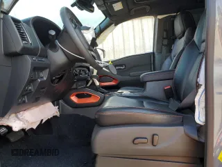2024 Nissan Frontier SV z VIN 1N6ED1EK0RN647263, wystawiony jako Copart lot #43963675 z przebiegiem 9477 mil mil oraz Szkody całkowita. Historia ofert i sprzedaży dostępna na DreamBid. Obrazek 7.