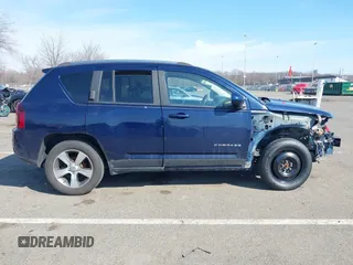 2017 Jeep Compass Latitude z VIN 1C4NJDEBXHD139853, wystawiony jako IAAI lot #41628539 z przebiegiem 103 182 mil mil oraz . Historia ofert i sprzedaży dostępna na DreamBid. Obrazek 13.