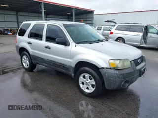 2006 Ford Escape XLT with VIN 1FMYU93186KC43113, listed as a IAAI auction lot 41868872 with 237,209 mi miles. Bid and sale history available at carsss.com. Image 1.