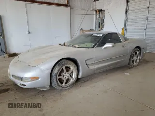 2003 Chevrolet Corvette z VIN 1G1YY22G835112367, wystawiony jako Copart lot #47726375 z przebiegiem Nie podano mil oraz Szkody całkowita. Historia ofert i sprzedaży dostępna na DreamBid. Obrazek 1.