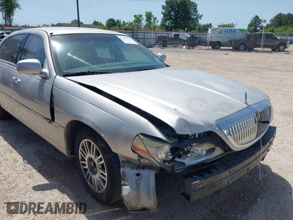 2008 Lincoln Town Car Limited z VIN 2LNHM82V78X632906, wystawiony jako IAAI lot #42247751 z przebiegiem 166 532 mil mil oraz . Historia ofert i sprzedaży dostępna na DreamBid. Obrazek 6.