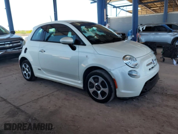 2015 FIAT 500e z VIN 3C3CFFGE2FT503321, wystawiony jako Copart lot #62170495 z przebiegiem 61 091 mil mil oraz Czysty tytuł • Clean title. Historia ofert i sprzedaży dostępna na DreamBid. Obrazek 4.