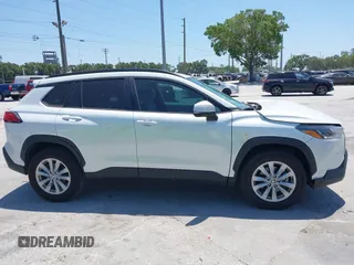 2022 Toyota Corolla Cross LE z VIN 7MUBAAAG5NV028801, wystawiony jako IAAI lot #42144175 z przebiegiem 22 715 mil mil oraz . Historia ofert i sprzedaży dostępna na DreamBid. Obrazek 13.