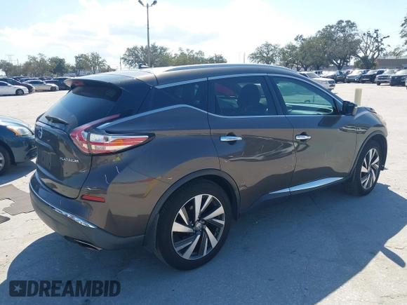 2015 Nissan Murano Platinum z VIN 5N1AZ2MG7FN230347, wystawiony jako IAAI lot #41545220 z przebiegiem 134 435 mil mil oraz . Historia ofert i sprzedaży dostępna na DreamBid. Obrazek 4.