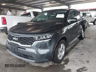2022 Kia Sorento LX z VIN 5XYRG4LC9NG076804, wystawiony jako IAAI lot #42288908 z przebiegiem 56 750 mil mil oraz . Historia ofert i sprzedaży dostępna na DreamBid. Obrazek 17.