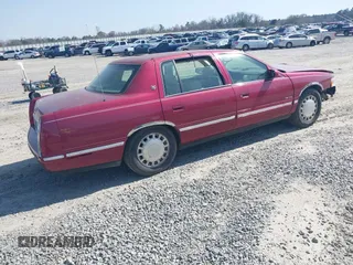 1999 Cadillac DeVille z VIN 1G6KD54Y8XU771788, wystawiony jako IAAI lot #41734590 z przebiegiem 84 302 mil mil oraz . Historia ofert i sprzedaży dostępna na DreamBid. Obrazek 4.
