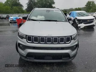 2024 Jeep Compass Latitude Lux z VIN 3C4NJDFN4RT134099, wystawiony jako Copart lot #58906095 z przebiegiem 4 257 mil mil oraz Szkoda całkowita • Salvage title. Historia ofert i sprzedaży dostępna na DreamBid. Obrazek 5.
