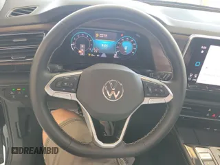 2024 Volkswagen Atlas SE z VIN 1V2HR2CA9RC554298, wystawiony jako IAAI lot #42851017 z przebiegiem 18 815 mil mil oraz . Historia ofert i sprzedaży dostępna na DreamBid. Obrazek 20.