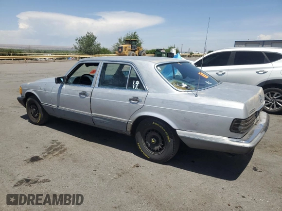 1983 Mercedes-Benz 300 SD z VIN WDBCB20A4DB034799, wystawiony jako Copart lot #58847865 z przebiegiem 323 655 mil mil oraz Czysty tytuł • Clean title. Historia ofert i sprzedaży dostępna na DreamBid. Obrazek 2.