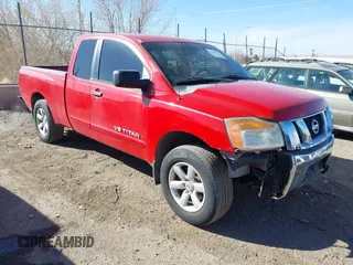 2008 Nissan Titan XE z VIN 1N6BA06A78N310017, wystawiony jako IAAI lot #41444979 z przebiegiem 261 716 mil mil oraz . Historia ofert i sprzedaży dostępna na DreamBid. Obrazek 1.
