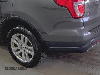 2019 Ford Explorer XLT z VIN 1FM5K8D85KGB20171, wystawiony jako IAAI lot #42767312 z przebiegiem 83 569 mil mil oraz . Historia ofert i sprzedaży dostępna na DreamBid. Obrazek 32.
