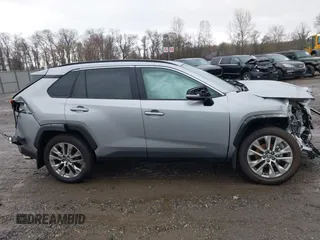 2025 Toyota RAV4 XLE Premium z VIN 2T3A1RFV6SC503413, wystawiony jako IAAI lot #41946001 z przebiegiem 831 mil mil oraz . Historia ofert i sprzedaży dostępna na DreamBid. Obrazek 13.