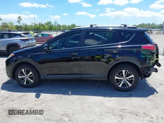 2018 Toyota RAV4 XLE z VIN 2T3RFREV4JW753672, wystawiony jako IAAI lot #42239541 z przebiegiem 83 404 mil mil oraz . Historia ofert i sprzedaży dostępna na DreamBid. Obrazek 14.
