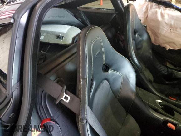 2018 McLaren 720S z VIN SBM14DCA1JW000261, wystawiony jako Copart lot #53197894 z przebiegiem 16 674 mil mil oraz . Historia ofert i sprzedaży dostępna na DreamBid. Obrazek 10.
