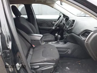 2019 Jeep Cherokee Latitude с VIN 1C4PJLCB5KD358250, выставлен на аукционе IAAI как лот 42504518 с пробегом 171 655 миль миль и . История ставок и продаж доступна на DreamBid. Изображение 5.