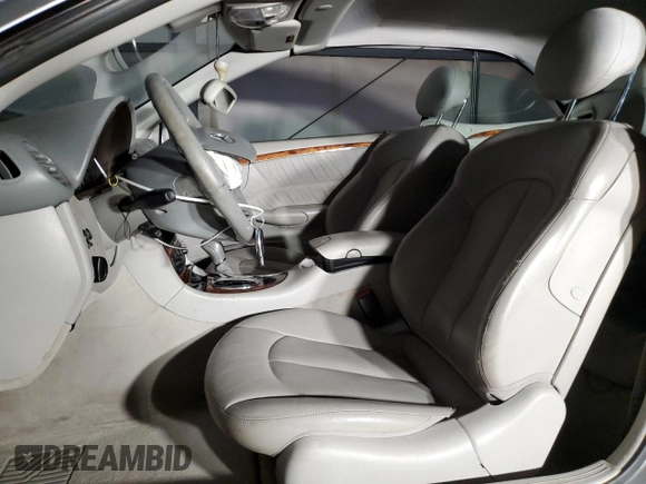 2004 Mercedes-Benz CLK 320 z VIN WDBTK65GX4T024308, wystawiony jako Copart lot #80129914 z przebiegiem 106 827 mil mil oraz Szkody całkowita. Historia ofert i sprzedaży dostępna na DreamBid. Obrazek 7.