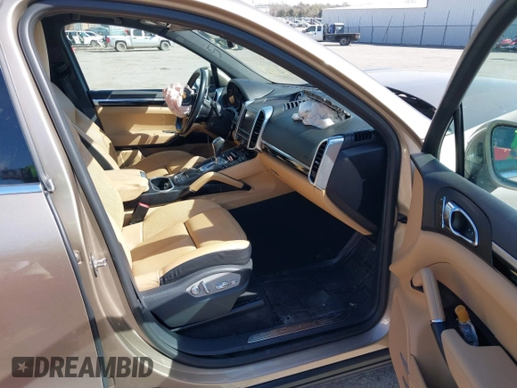 2016 Porsche Cayenne z VIN WP1AA2A2XGKA15096, wystawiony jako IAAI lot #41868566 z przebiegiem 93 640 mil mil oraz . Historia ofert i sprzedaży dostępna na DreamBid. Obrazek 5.