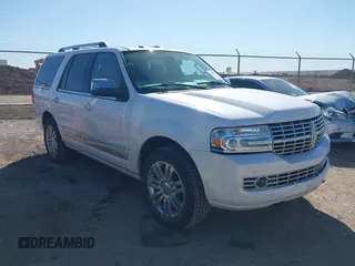 2010 Lincoln Navigator z VIN 5LMJJ2H56AEJ04096, wystawiony jako IAAI lot #41662589 z przebiegiem 213 904 mil mil oraz . Historia ofert i sprzedaży dostępna na DreamBid. Obrazek 1.