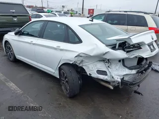 2024 Volkswagen Jetta Sport z VIN 3VWBM7BU9RM070948, wystawiony jako IAAI lot #41897872 z przebiegiem 7 521 mil mil oraz . Historia ofert i sprzedaży dostępna na DreamBid. Obrazek 3.