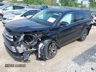 2018 Toyota Highlander LE z VIN 5TDBZRFH7JS889068, wystawiony jako IAAI lot #42220960 z przebiegiem 139 106 mil mil oraz . Historia ofert i sprzedaży dostępna na DreamBid. Obrazek 18.