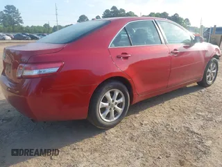 2011 Toyota Camry LE z VIN 4T4BF3EK8BR162507, wystawiony jako IAAI lot #41999186 z przebiegiem 281 657 mil mil oraz . Historia ofert i sprzedaży dostępna na DreamBid. Obrazek 4.