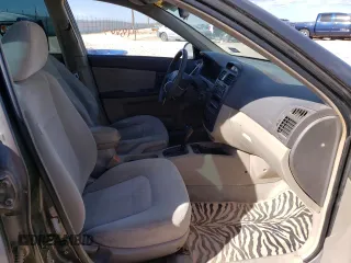 2004 Kia Spectra LX z VIN KNAFE122145052033, wystawiony jako Copart lot #47457493 z przebiegiem 148 663 mil mil oraz Czysty tytuł • Clean title. Historia ofert i sprzedaży dostępna na DreamBid. Obrazek 5.