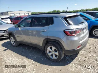 2018 Jeep Compass Latitude z VIN 3C4NJDBB6JT392821, wystawiony jako Copart lot #57628865 z przebiegiem 217 327 mil mil oraz Szkoda całkowita • Salvage title. Historia ofert i sprzedaży dostępna na DreamBid. Obrazek 2.