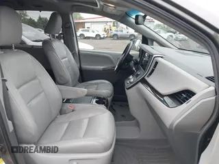 2016 Toyota Sienna XLE z VIN 5TDYK3DC3GS714599, wystawiony jako IAAI lot #42240471 z przebiegiem 135 746 mil mil oraz . Historia ofert i sprzedaży dostępna na DreamBid. Obrazek 5.