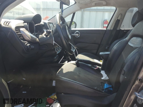 2016 FIAT 500X Lounge z VIN ZFBCFYDTXGP383559, wystawiony jako Copart lot #61990675 z przebiegiem 149 709 mil mil oraz Czysty tytuł • Clean title. Historia ofert i sprzedaży dostępna na DreamBid. Obrazek 7.
