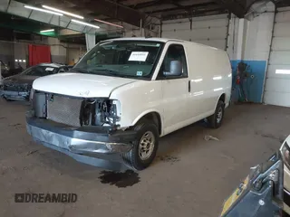 2021 GMC Savana Cargo z VIN 1GTW7AFP2M1189251, wystawiony jako IAAI lot #41644932 z przebiegiem 82 321 mil mil oraz . Historia ofert i sprzedaży dostępna na DreamBid. Obrazek 2.