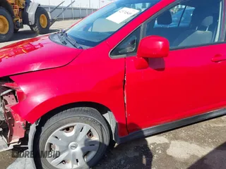 2011 Nissan Versa S z VIN 3N1BC1CP3BL512780, wystawiony jako IAAI lot #42374549 z przebiegiem 101 059 mil mil oraz . Historia ofert i sprzedaży dostępna na DreamBid. Obrazek 18.