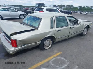 1997 Lincoln Town Car Signature z VIN 1LNLM82W3VY746254, wystawiony jako IAAI lot #42144893 z przebiegiem 97 834 mil mil oraz . Historia ofert i sprzedaży dostępna na DreamBid. Obrazek 4.