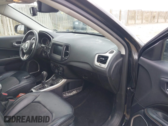 2019 Jeep Compass Latitude z VIN 3C4NJDBB8KT766816, wystawiony jako IAAI lot #41678251 z przebiegiem 143 512 mil mil oraz . Historia ofert i sprzedaży dostępna na DreamBid. Obrazek 5.