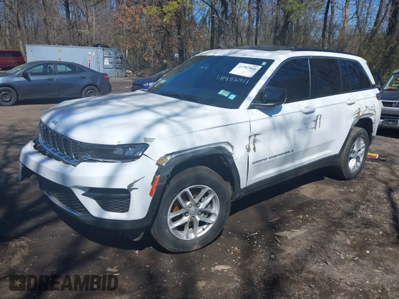 2024 Jeep Grand Cherokee Laredo z VIN 1C4RJHAG3RC179449, wystawiony jako IAAI lot #41982811 z przebiegiem 26 518 mil mil oraz . Historia ofert i sprzedaży dostępna na DreamBid. Obrazek 18.