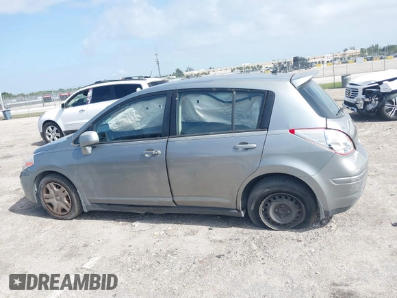 2011 Nissan Versa SL z VIN 3N1BC1CP3BL402120, wystawiony jako IAAI lot #42006620 z przebiegiem 147 023 mil mil oraz . Historia ofert i sprzedaży dostępna na DreamBid. Obrazek 14.