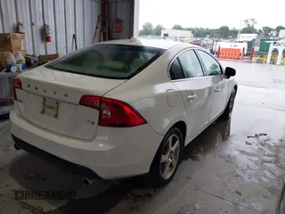 2013 Volvo S60 T5 Premier z VIN YV1612FSXD2196030, wystawiony jako IAAI lot #42316170 z przebiegiem 124 415 mil mil oraz . Historia ofert i sprzedaży dostępna na DreamBid. Obrazek 4.