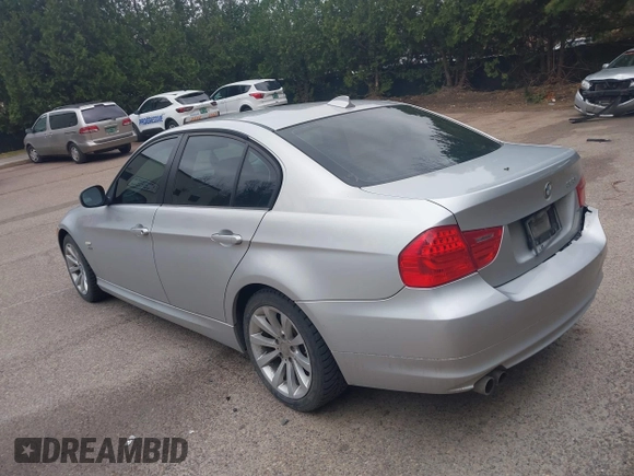 2011 BMW 3 Series 328i xDrive z VIN WBAPK5G53BNN28397, wystawiony jako IAAI lot #42095389 z przebiegiem 112 275 mil mil oraz . Historia ofert i sprzedaży dostępna na DreamBid. Obrazek 3.