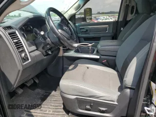 2017 Ram 2500 SLT z VIN 3C6UR5DL9HG667902, wystawiony jako Copart lot #57996355 z przebiegiem 383 028 mil mil oraz Czysty tytuł • Clean title. Historia ofert i sprzedaży dostępna na DreamBid. Obrazek 7.