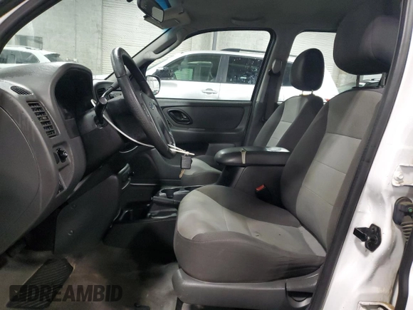 2004 Ford Escape XLS with VIN 1FMYU92164KA28697, listed as a Copart auction lot 87878445 with 156,767 mi miles and Salvage Title. Bid and sale history available at DreamBid. Image 7.